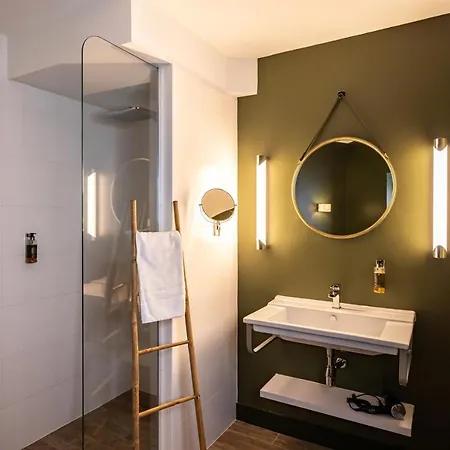 Naad Centre Hotell 3*